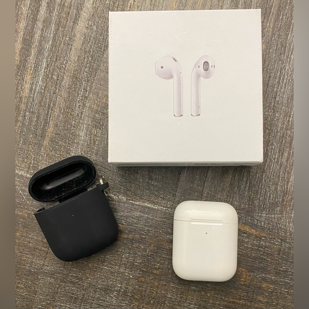 Apple AirPods with wireless charging case!
